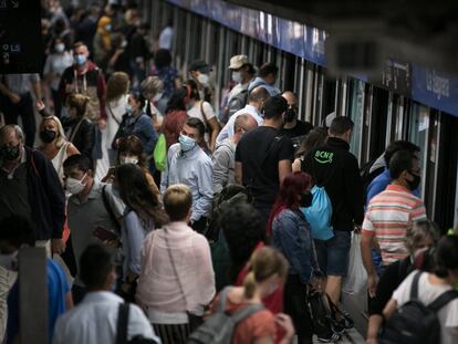 Estación de metro de la Sagrera, el primer día de trabajo tras las vacaciones, en Barcelona.