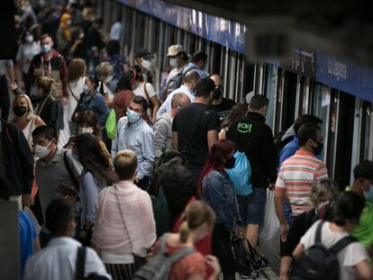 Estación del metro de Sagrera el primer día laborable tras las vacaciones.