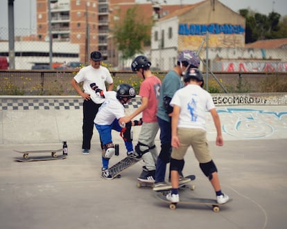 Marco Rivera con alumnos de su escuela, Skate Unite.