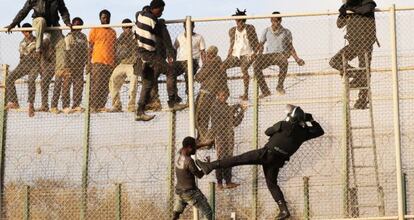 200 immigrants intenten saltar la tanca de Melilla el 15 d'octubre passat.