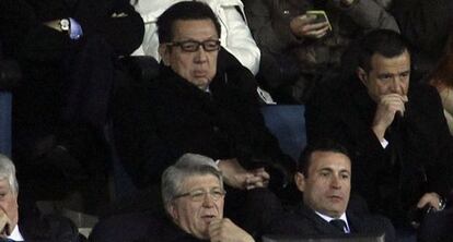 El inversor Peter Lim en el palco del Calderón junto a Jorge Mendes, y delante de ellos Enrique Cerezo y Amadeo Salvo.