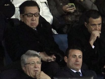 El inversor Peter Lim en el palco del Calderón junto a Jorge Mendes, y delante de ellos Enrique Cerezo y Amadeo Salvo.