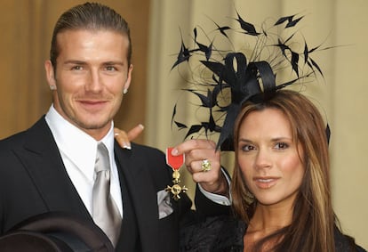 David y Victoria Beckham después de recibir de Orden del Imperio Británico (OBE) el 27 de noviembre de 2003 en el Palacio de Buckingham (Londres).
