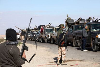 Antiguos rebeldes libios en un control situado a 60 kilómetros de la ciudad de Bani Walid, antiguo bastión de Gadafi.