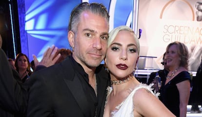 En febrero, pocos días antes de los Oscar, el entonces prometido de Lady Gaga, Christian Carino, hacía oficial su ruptura con la cantante. El representante y la artista llevaban dos años juntos y tenían previsto casarse en verano. Se trata del segundo compromiso que rompe Lady Gaga, pues en julio de 2016 acabó con su relación de cinco años con el actor Taylor Kinney, quien le llegó a pedir matrimonio. Tras su trabajo en 'Ha nacido una estrella', surgieron los rumores de un romance con el actor Bradley Cooper, inmerso en su separación de la modelo Irina Shayk, algo que han desmentido ambos actores.