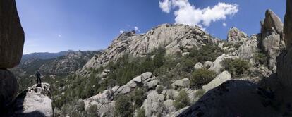 Un escalador en La Pedriza, desde hoy Parque Nacional del Guadarrama.