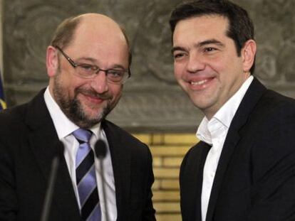 O novo primeiro-ministro grego, Alexis Tsipras (direita) e o presidente do Parlamento Europeu, Martin Schulz, em Atena.