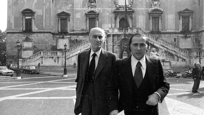 Indro Montanelli y Silvio Berlusconi en Piazza del Campidoglio, Roma, en 1977.