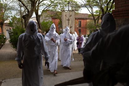 Los hermanos del Vía Crucis terminan el recorrido en la iglesia de Nuestra Señora de la Asunción de Villarrín.