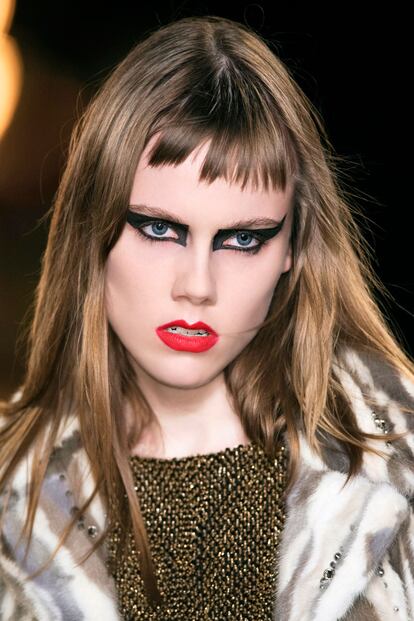 El propósito de Hedi Slimane es resultar rockero, no aterrador. Pero maquillajes como este pueden servir perfectamente para ser vampiresa por una noche.