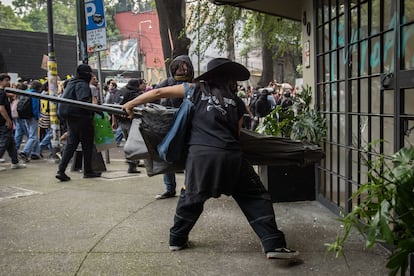 Decenas de restaurantes de la colonia Roma han sido vandalizados por los manifestantes. 