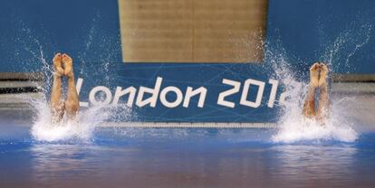 Cao Yuan y Zhang Yanquan de China en el momento de sumergirse en la piscina, después de realizar su salto.