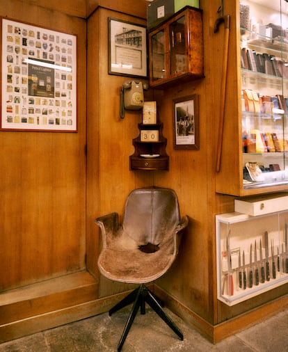 Coltelleria Lorenzi.
“En Milán resisten tiendas de barrio de toda la vida como la Drogheria Grossi (Corso Magenta, 31) o la cuchillería Preattoni (Manzoni esq/ Via della Spiga), locales donde se encuentran todo tipo de objetos útiles, no necesariamente caros, que transmiten una cultura y una forma de hacer las cosas. Lorenzi es una de las más conocidas y se ha puesto de moda, pero conserva esta idea de tienda de barrio, con interiores panelados en madera que imitan la atmósfera de siglos pasados. Son espacios que están desapareciendo para dejar sitio a lugares mucho más feos. Estos siguen contando una historia y ofreciendo productos bonitos”.