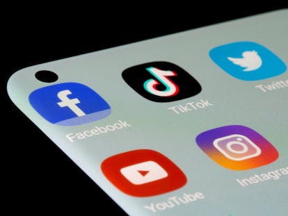 Las aplicaciones de Facebook, TikTok, Twitter, YouTube e Instagram en la pantalla de un móvil.