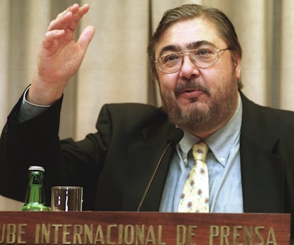 Antonio Franco durante las conferencias 'Los desafíos de la comunicación en la sociedad del nuevo siglo' en Santiago, en diciembre de 2000.