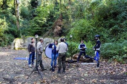 Momento en el que los guardabosques del nuevo parque natural de Collserola interrumpen una sesión de fotos.