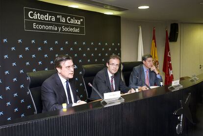 José Viñals, en primer plano, junto a Jordi Gual y José Luis García Delgado el pasado martes.