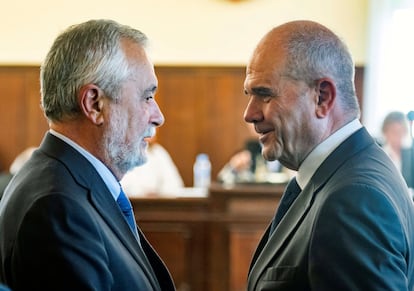 Los expresidentes de la Junta de Andalucía José Antonio Griñán (izquierda) y Manuel Chaves tras finalizar el juicio en diciembre de 2018.