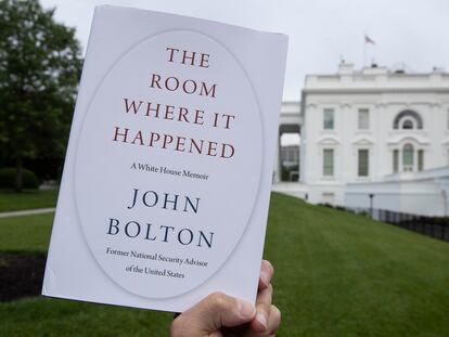 Exemplar de ‘The Room Where It Happened’, as memórias de John Bolton, nesta quinta-feira em frente à Casa Branca.