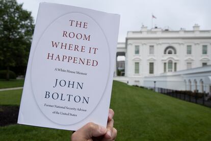 Exemplar de ‘The Room Where It Happened’, as memórias de John Bolton, nesta quinta-feira em frente à Casa Branca.