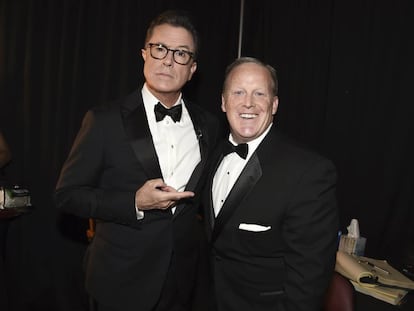 Stephen Colbert, presentador de los Emmy, con Sean Spicer, exportavoz de la Casa Blanca, el domingo.