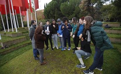 El director de RESAD, con un grupo de alumnos.