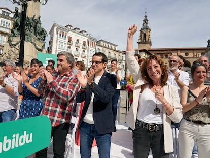 VITORIA, 14/04/2024.- El candidato de EH Bildu a Lehendakari Pello Otxandiano (c) acompañado por el número uno de Alava Mikel Otero y la presidenta del partido en Alava Eva López (2d) participa en un acto electoral este domingo en Vitoria. EFE / L. Rico
