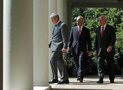 George W. Bush (izquierda), en la Casa Blanca antes de anunciar su propuesta sobre las prospecciones.