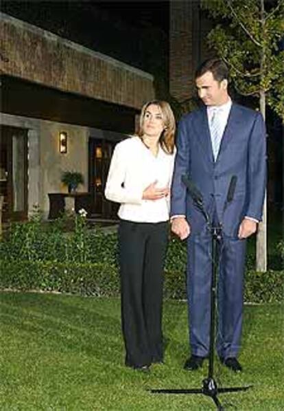 El acto de presentación oficial de Letizia Ortiz como prometida del Príncipe Felipe ha tenido como escenario los jardines de la casa del Heredero, situada en el complejo de La Zarzuela.