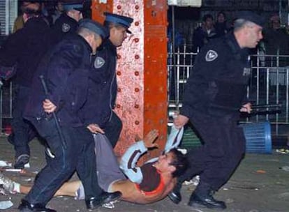 Policías argentinos toman el control de la estación de ferrocarriles de Constitución en Buenos Aires, tras los disturbios provocados por la suspensión de los servicios.