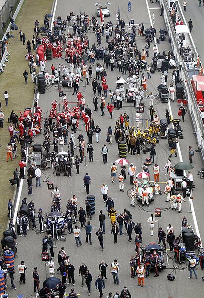 Los equipos ultiman los detalles antes de la salida del GP de China, marcada por la penalización a Alonso y el error incomprensible de Virgin, que dejó un gato mecánico en el coche de Timo Glock y obligó al piloto a salir desde el <i>pit lante</i>. Finalmente, no completó una sola vuelta