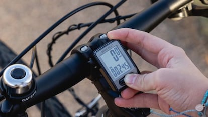 Se trata de un producto deportivo, el cuentakilómetros de bicicleta de la marca CatEye, con siete funciones básicas.