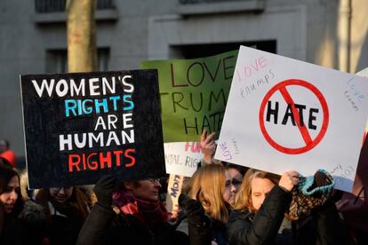 “Os direitos das mulheres são direitos humanos”. Tirada em Paris.