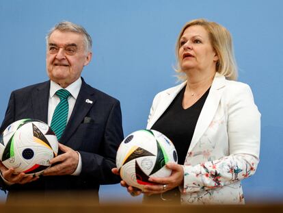 La ministra de Interior alemana, Nancy Faeser, junto a su homólogo en el Estado federado de Renania del Norte-Westfalia, Herbert Reul, durante la presentación de las medidas de seguridad de la Eurocopa, este martes en Berlín.