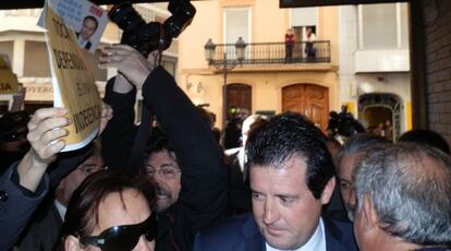 El vicepresidente del Consell, Jos&eacute; Ciscar, a la entrada del acto de Sueca en el que ha sido increpado.