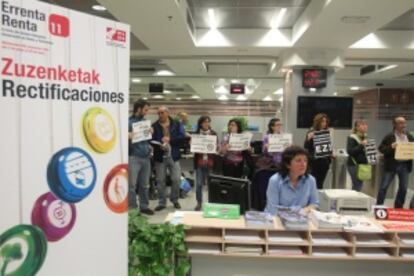 Protesta de funcionarios de Hacienda de Bizkaia en el inicio de la campaña de la renta.