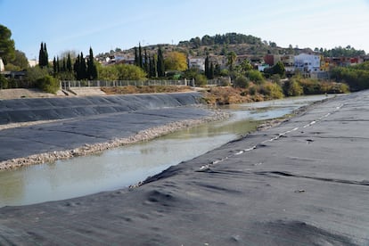 Actuación para erradicar cañas en el río Albaida, en Manuel (Valencia). Confederación Hidrográfica del Júcar