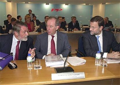 Jaime Mayor Oreja, Rodrigo Rato y Mariano Rajoy, ayer en la Junta Directiva Nacional del PP.