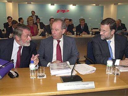 Jaime Mayor Oreja, Rodrigo Rato y Mariano Rajoy, ayer en la Junta Directiva Nacional del PP.