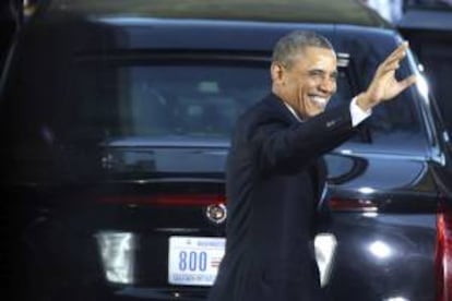 El presidente de EE.UU., Barack Obama, saluda antes del encuentro con su hómologo israelí, Simon Peres (no aparece), en la residencia oficial del presidente en Jerusalén, Israel.