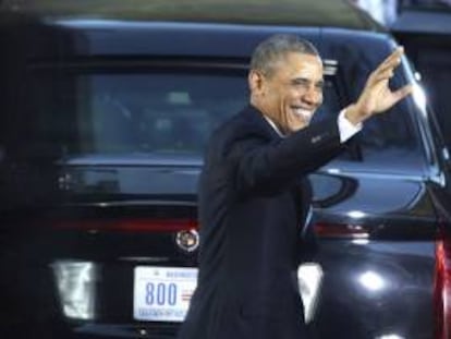 El presidente de EE.UU., Barack Obama, saluda antes del encuentro con su hómologo israelí, Simon Peres (no aparece), en la residencia oficial del presidente en Jerusalén, Israel.