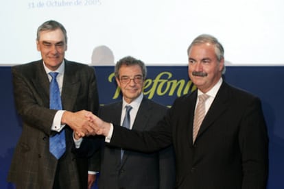 César Alierta, en el centro, con el presidente de O2, David Arculus (a la izquierda), y el director ejecutivo, Peter Erskine.