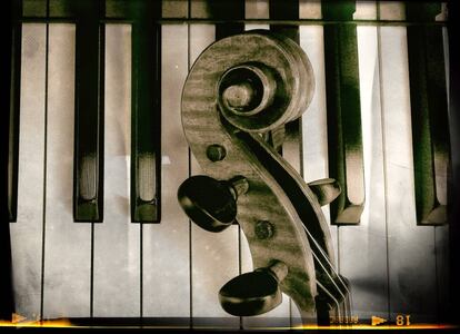 Un piano y un violín, en una composición fotográfica hecha durante un reportaje en Viena.