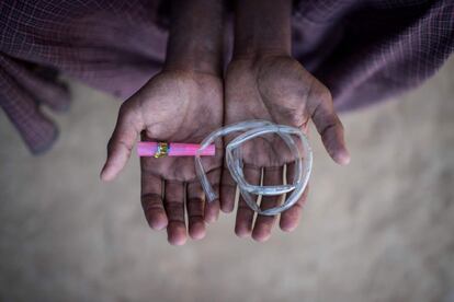 El niño inmigrante rohingya Mohammad Rejuan, de 10 años, que llegó a Bangladesh a mediados de octubre, enseña un silbato y un trozo de tubería de plástico, que encontró en el campamento de refugiados de Thankhali en Cox’s Bazar. 