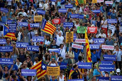 Manifestants portant pancartes i banderes durant la marxa pel passeig de Gràcia.