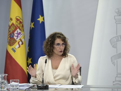 La ministra de Hacienda, Maria Jesús Montero, durante la rueda de prensa posterior al Consejo de Ministros extraordinario celebrado este jueves.