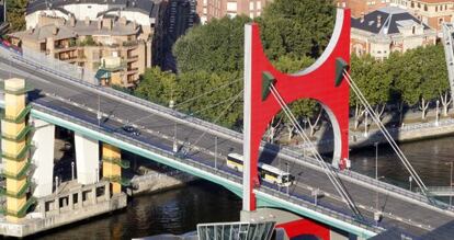 Imagen aérea del puente de La Salve, en Bilbao.