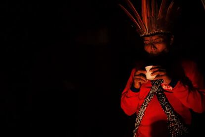 Jorge Domingos Kaxinawá, de 44 anos, toma o chá do santo Daime em ritual na aldeia Nova Fronteira. Em muitas tribos, o ritual não tem mais as características de antigamente, quando eram feitos pelo pajé, em um contexto de cura e de achar os caminhos para a comunidade. Na Nova Fronteira, os jovens comandam o ritual, em que João é o mais velho, e cantam músicas no violão, inclusive em português.