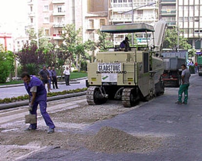 Varios trabajadores, ayer, en la reforma de la plaza de la Constitución de Jaén.