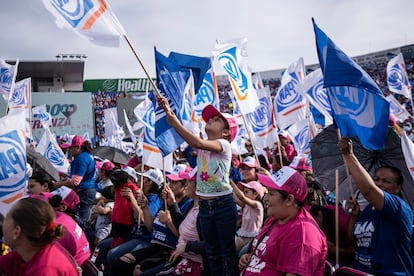 Seguidores de Xóchitl Gálvez portan banderas y gritan arengas por su candidata, este viernes en Irapuato.